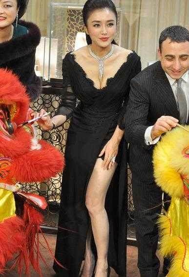 37岁秦岚真敢穿, 裙子开衩到腰, 网友: 蕾丝底裤太抢镜了