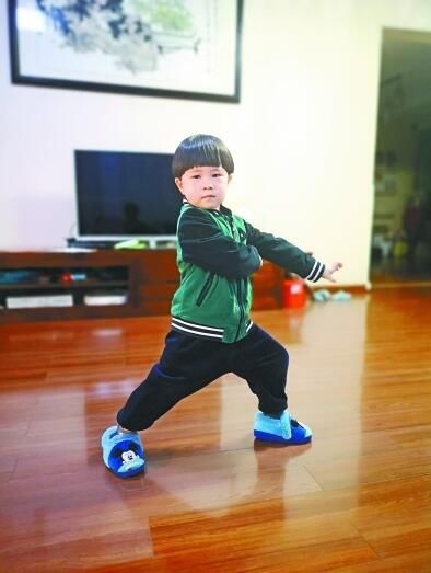  「杨丽萍」4岁娃背诵《千字文》打健身拳 网友直呼“太萌了”