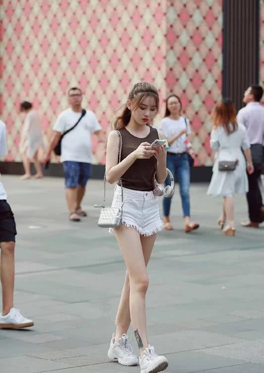 街拍：苗条娇小穿着时尚的小姐姐，光鲜靓丽青春时尚！
