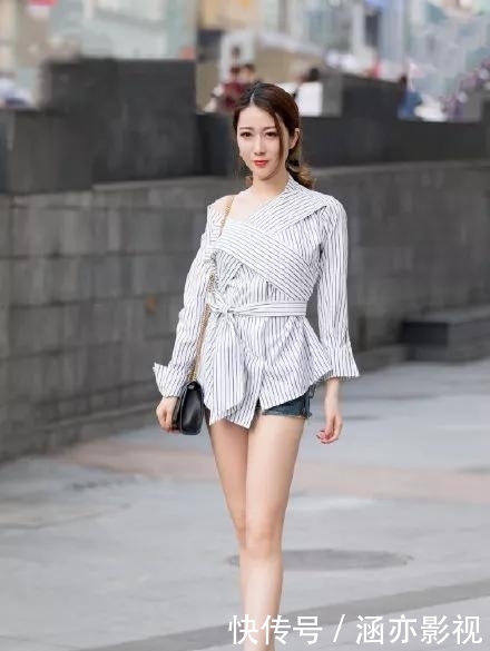  [美女]街拍：美女搭配一双黑色的简约高跟鞋，既美丽又大方