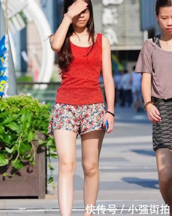 清纯小姐姐，背心搭配小热裤显娇媚身材，那双大白腿让人忍不住偷