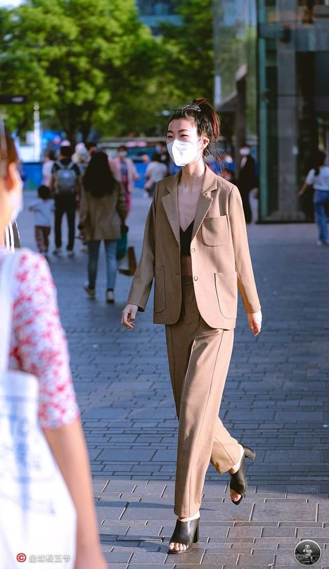  『展现出』街拍：穿衣搭配对于时尚美女而言，总是能展现出不一样的美感