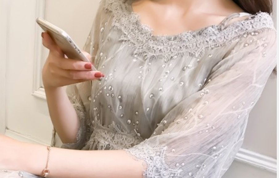 简直哭笑不得，妈妈穿“仙女裙”抱孙女逛街，别人以为她生了二胎