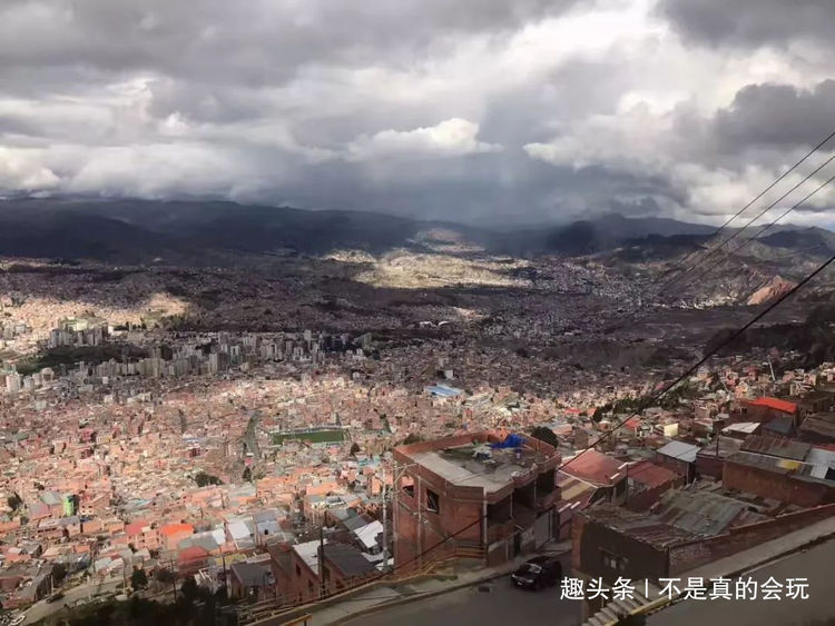 穷人住山上，富人住山脚，因为山脚下氧气多的城市