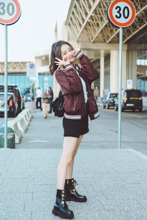 迪丽热巴终于扎起了无刘海高马尾!吊带裙超清纯,这个造型不错哦