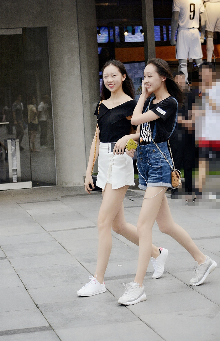 北京街拍：好闺蜜逛街购物这样穿衣搭配凉爽舒适又吸睛