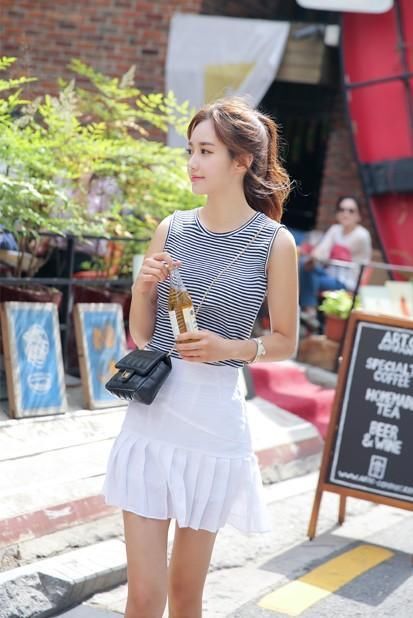 街拍 夏天秀出白皙美腿的妙龄女郎, 孙允珠长腿诱惑写真