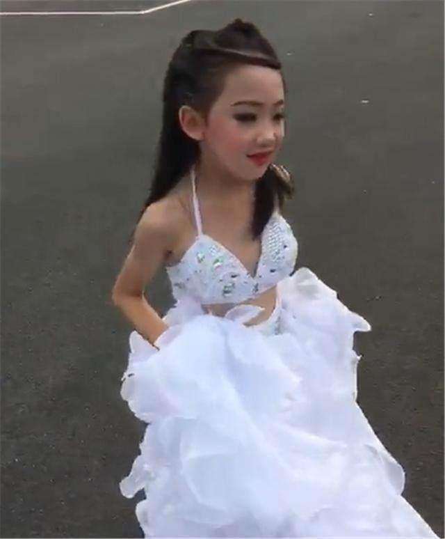 8岁小女孩被邀请当伴娘, 没想化妆后惊艳众人, 新娘却尴尬了