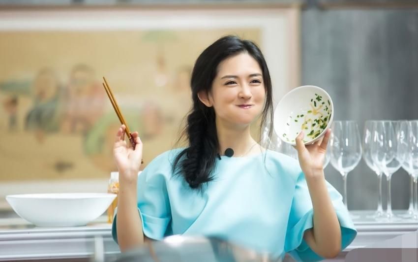 谢娜未受传言影响，心情大好发一组视频，忠告网友要三思