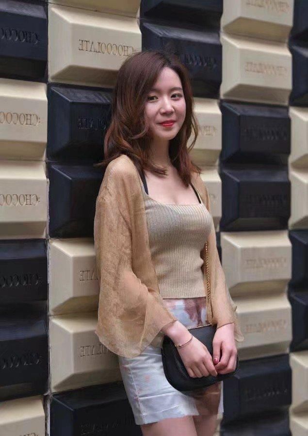 轻熟小姐姐穿浅色吊带裹出珠圆玉润的身材，性感无比