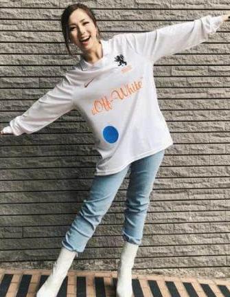 邓紫棋对自己太狠了！短裤直接短到尽头，网友：三角形状挺明显！