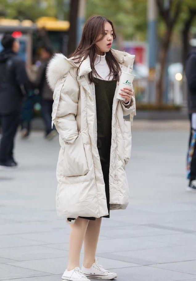 [ 精致]面容精致，笑容甜美可爱，街拍：紧致身材的女孩