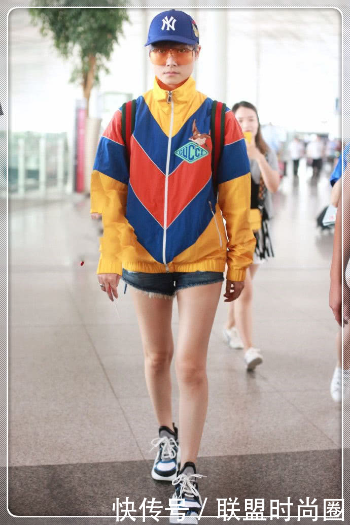 李宇春越来越放得开了！穿了条超短裤去机场，惊艳长腿真撩人！