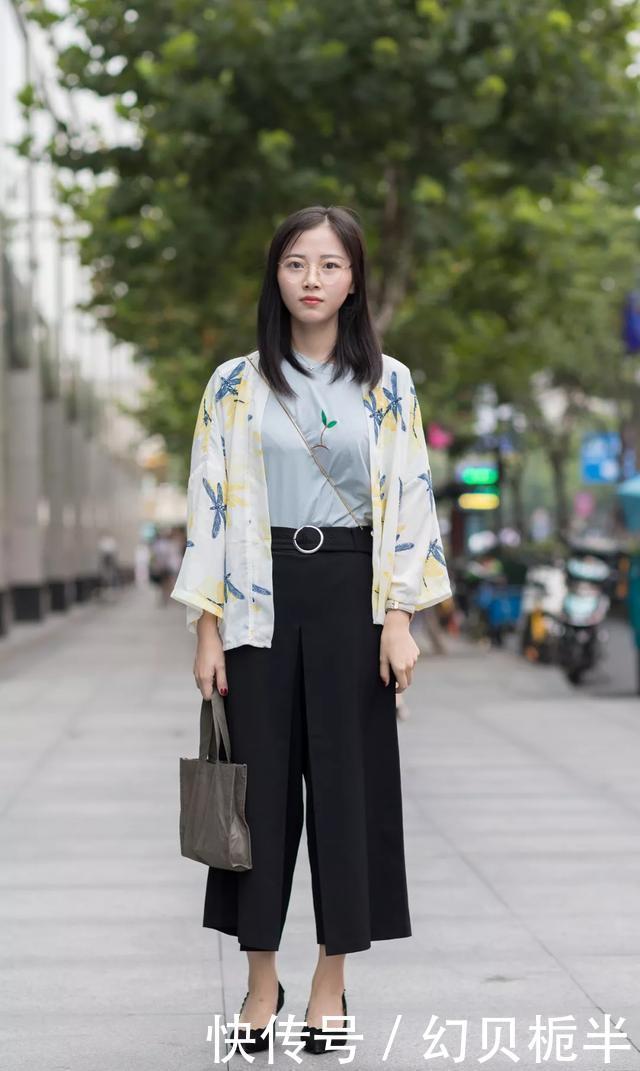 [美女]美女穿一双高跟鞋，搭配高腰的短裙更加显腿长，看起来更加的显气