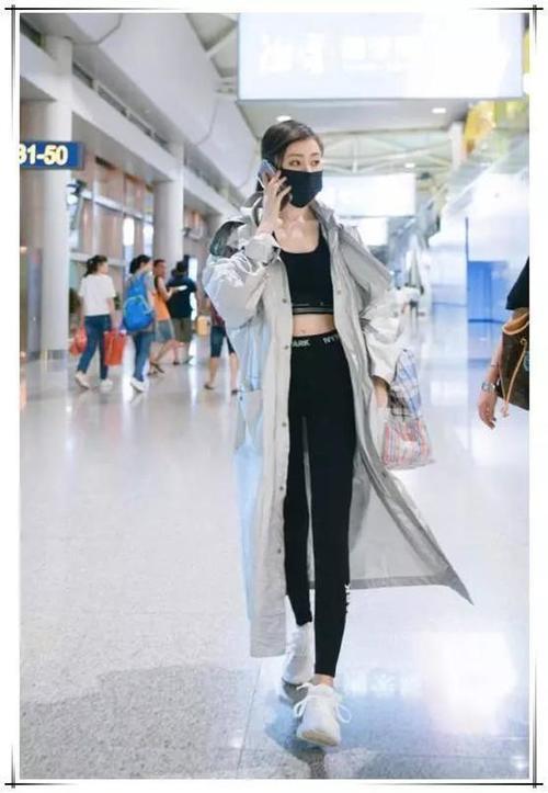 张天爱这条裙子正面极其平淡，可当她转身的瞬间，时间都静止了