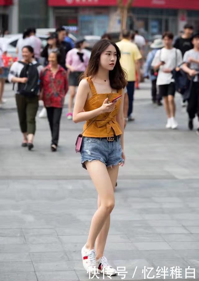 「 蕾丝」长相靓丽气质高雅,非常吸睛!,街拍:穿黑色蕾丝连衣裙的小姐姐