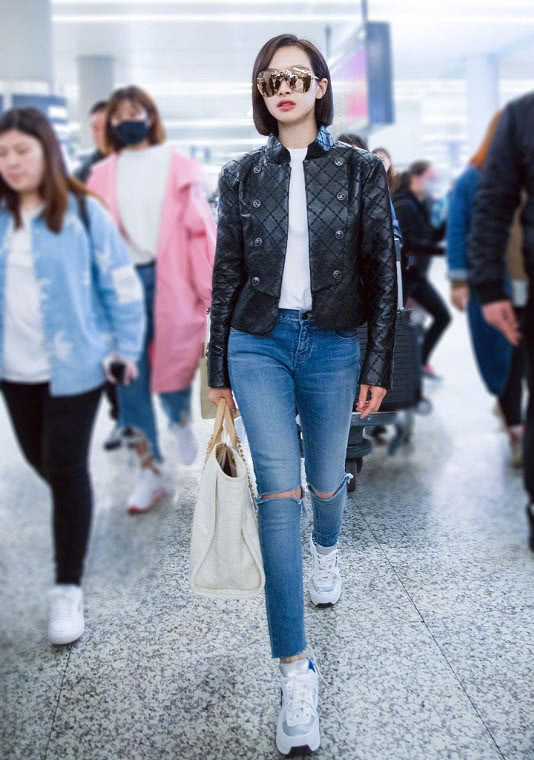 宋茜穿“睡衣”逛机场太皮了！网友：侧面看比周冬雨还平！