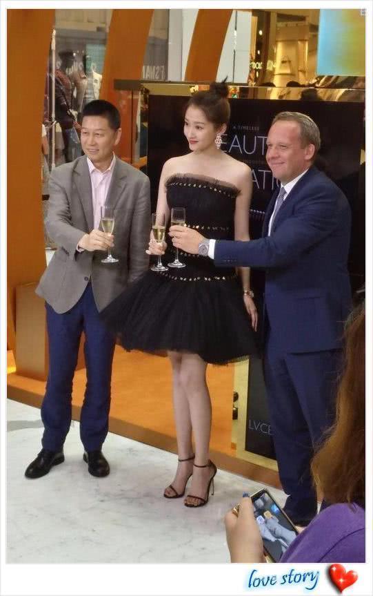 路人镜头下的关晓彤，肤白貌美大长腿，网友：看得我挪不开眼！