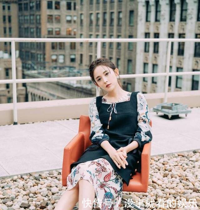 古力娜扎亮相纽约时装周，穿一袭中国风长裙，甜美又俏皮！