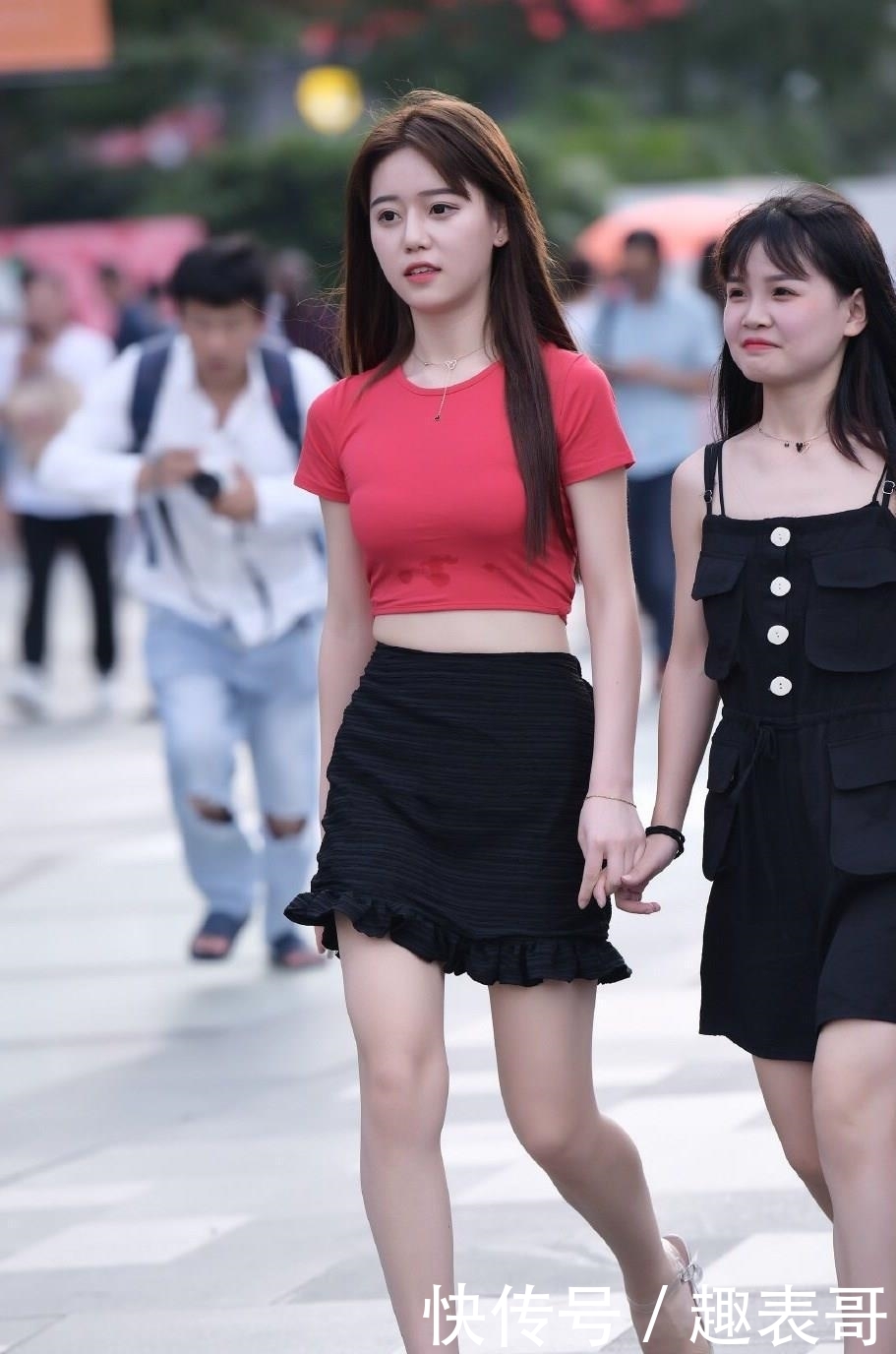  「活力」街拍：紧身裙小姐姐清凉的打扮，活力满满又显小女人的味道