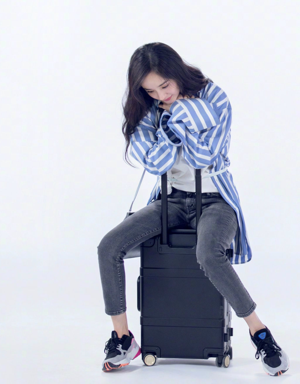 杨幂坐着腿长都好吓人!网友:让我饿一个月都没这身材!