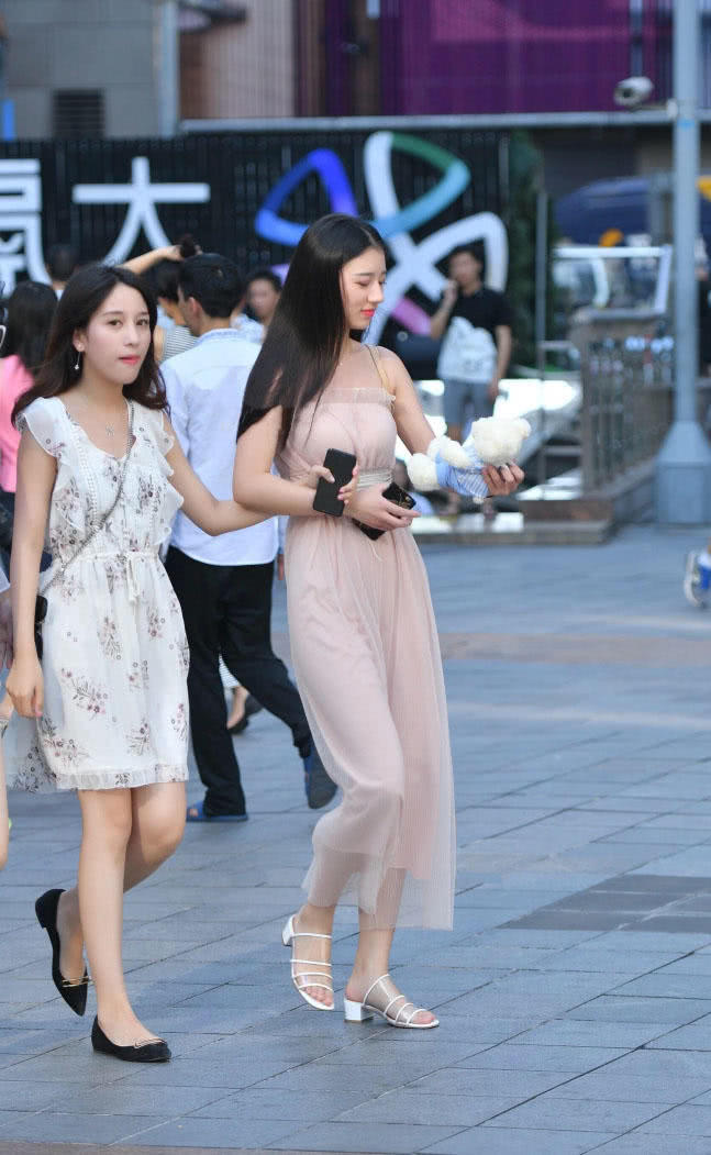 气质小姐姐穿粉色连体衣裹出曼妙身姿，优雅甜美很吸睛