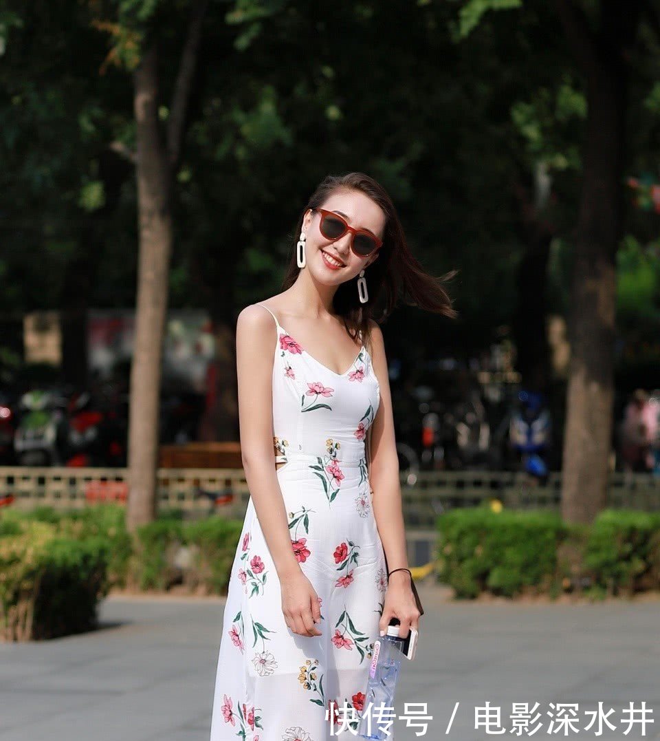 街拍清纯迷人长腿的小姐姐，外表上简单好看又知性！