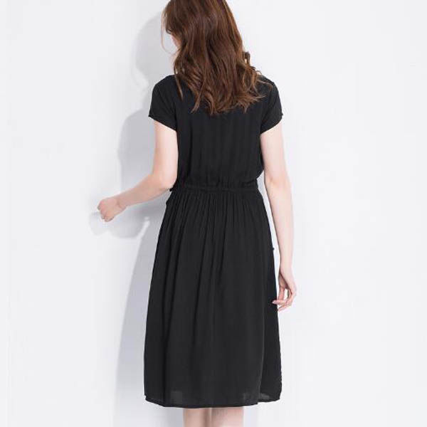 媳妇穿着这身棉绸裙，出门没人喊阿姨，让她偷着乐，确实洋气好看