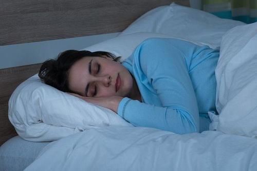  「睡觉」为何晚上睡觉会磨牙、说梦话？和健康有关吗？一文带你详细了解