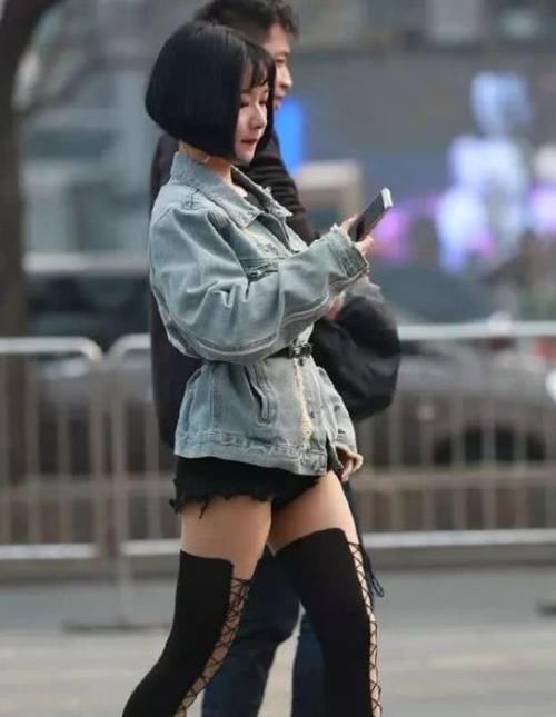  「短袖」街拍：雪肤花貌的美女，一件红色短袖配黑色短裙，时尚清爽靓丽范