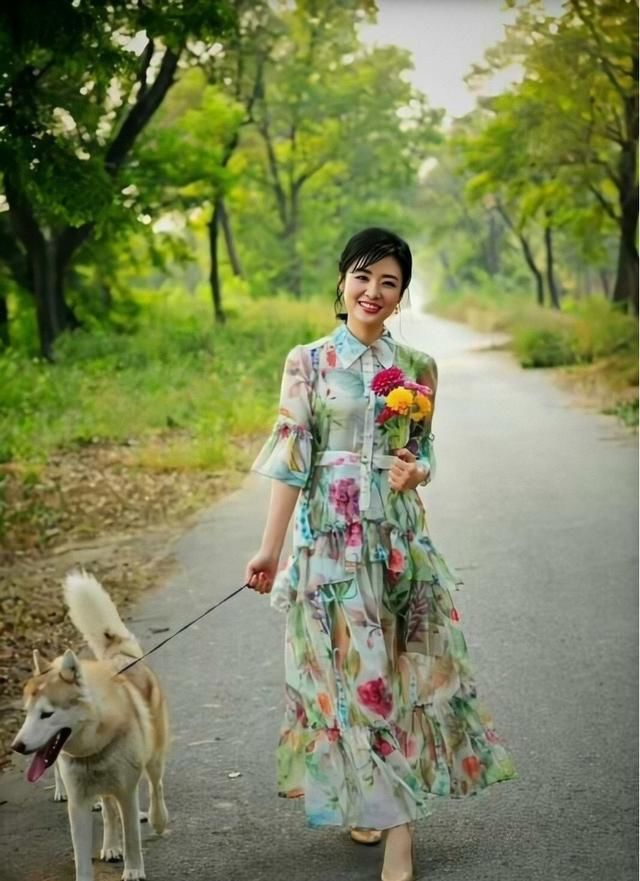  #碎花#著名主持人周涛少女感十足，雪纺材质的碎花连衣裙，优雅知性