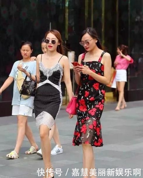 #美女#街拍:时尚的美女姐姐,精致的妆容自带妩媚气场,各种风格轻松驾驭