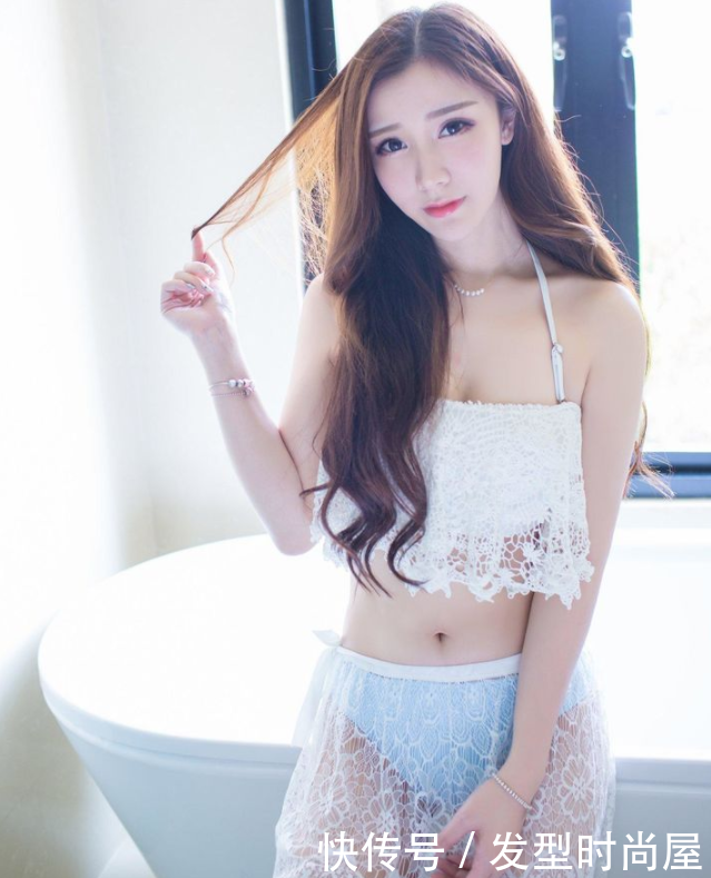 视觉泳衣小姐姐，经典的黑白纯色搭配，让你凸显身材，时尚吸睛！