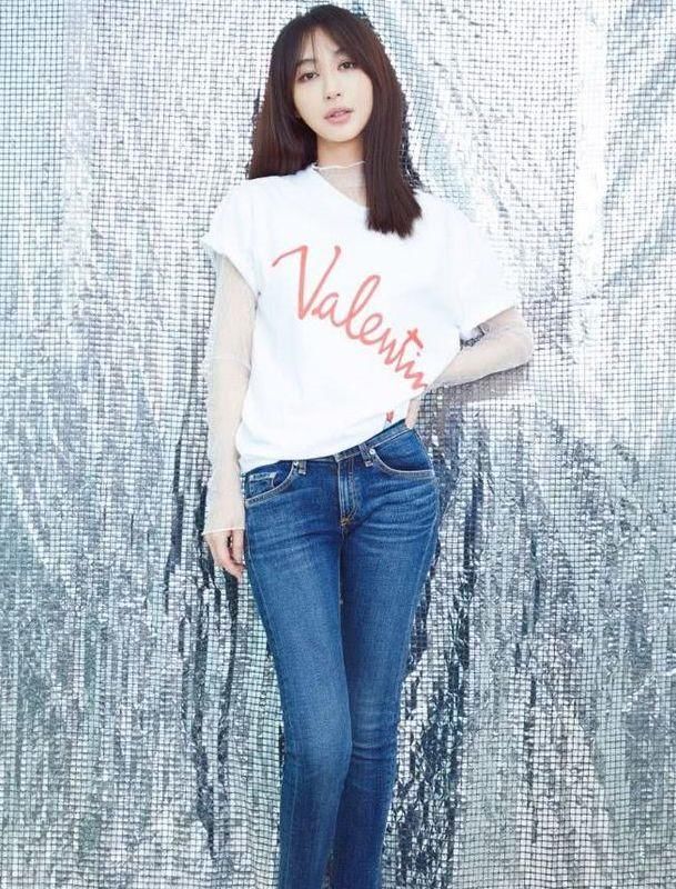 李菲儿不到两百块钱的裙子穿出大牌感，超显腿长，比baby腿还要美