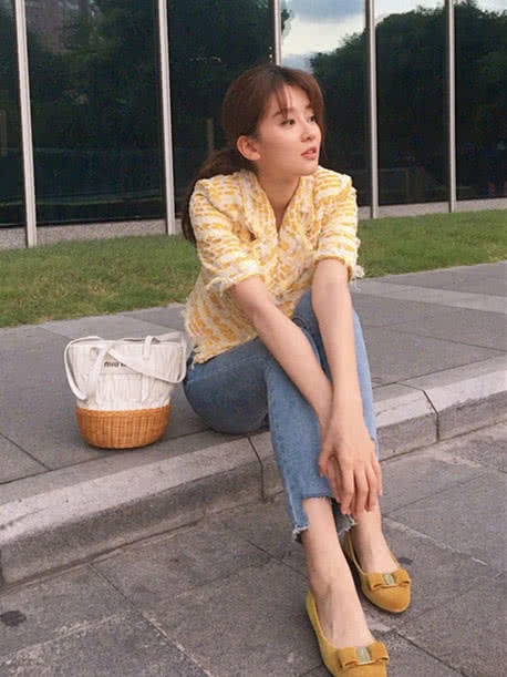 乔欣到底有多瘦?这么紧的牛仔裤都能塞进去，网友:大长腿看不厌