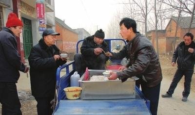农村老汉，一辈子培养两个大学生，临走说后悔儿子有出息，为何