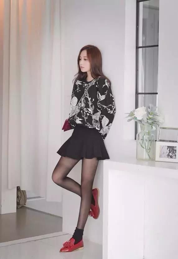 丝袜，一定要搭配高跟鞋吗？