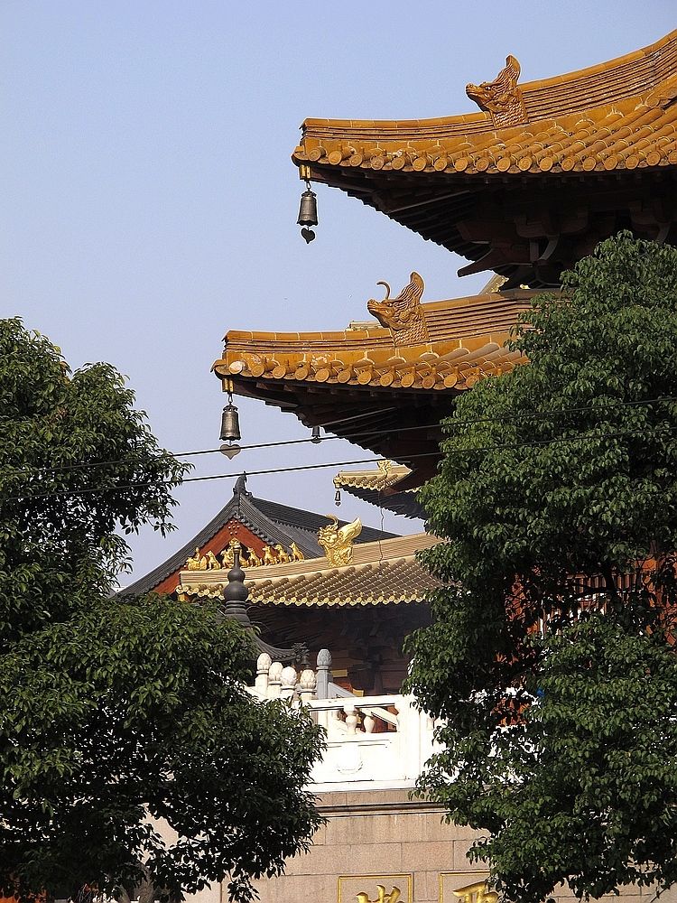 中国最牛的古寺庙，建在寸土成金之地，却没人敢拆规模不断扩大