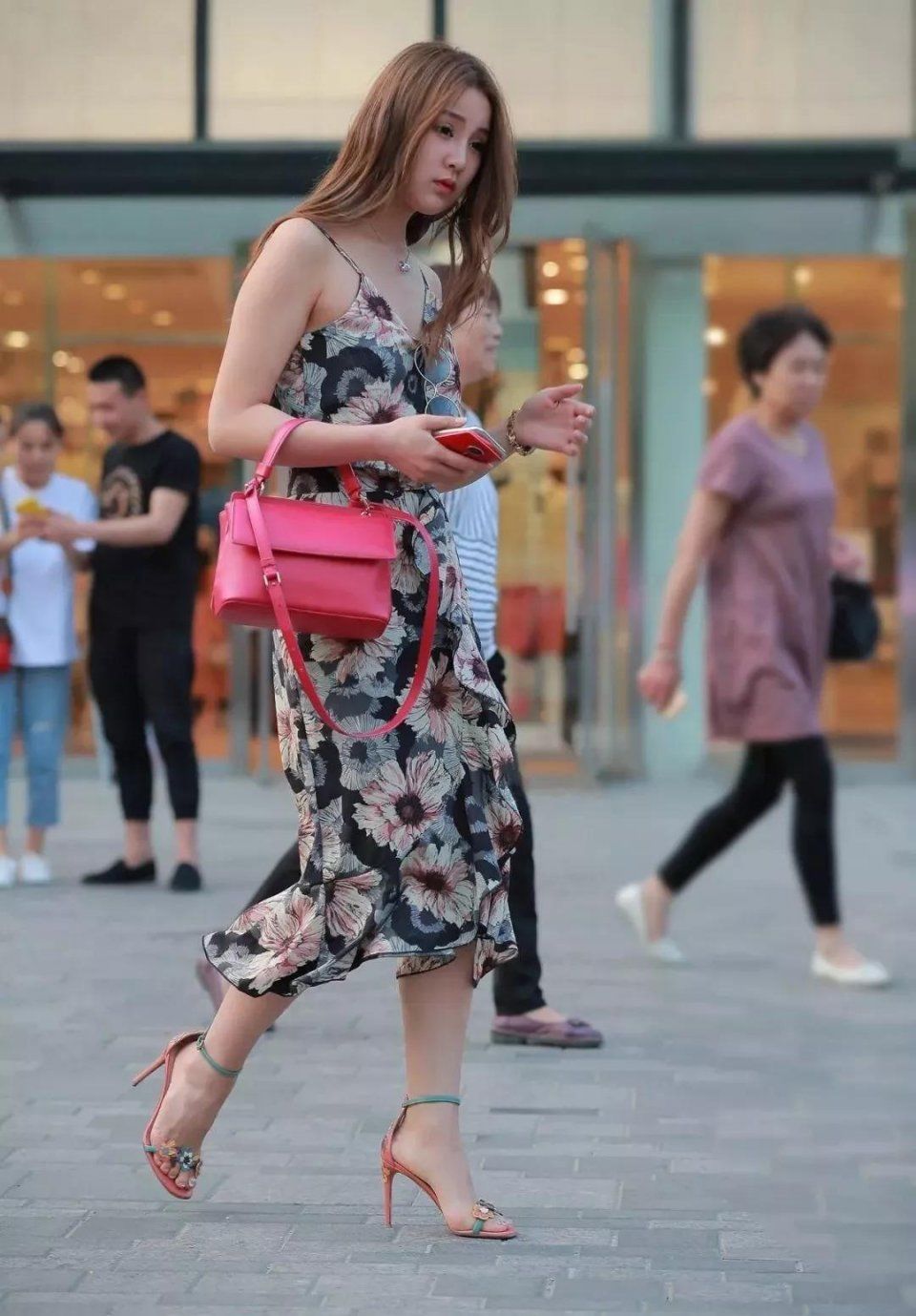 吊带花瓣连衣长裙搭配褐色高跟鞋，小脸嘟嘟可爱女神