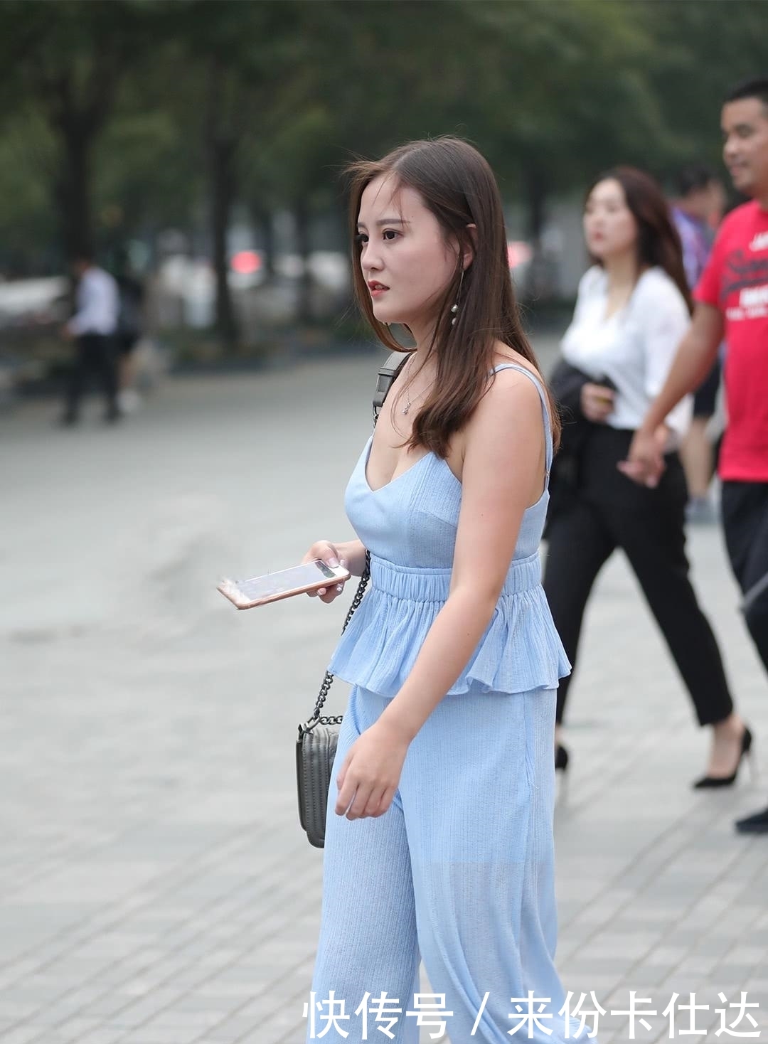 『身穿』街拍:美女身穿天蓝色吊带套装,简单大方,这样的穿搭清凉又时尚