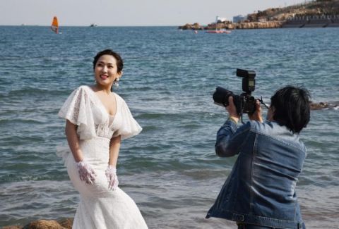  『视窗』视窗 | 青岛海滨：婚纱外拍复工忙