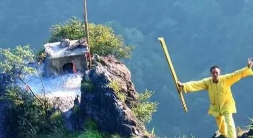 中国一名“峭壁飞人”，帮人烧香赚香火钱，一天收入可达上万元