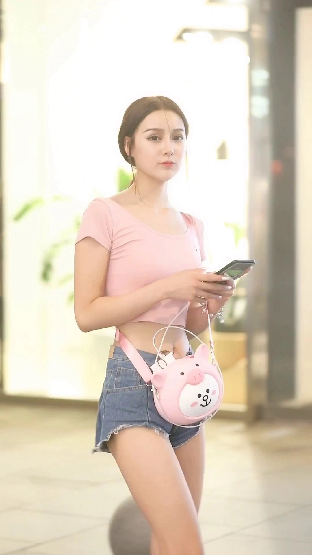 『微胖』身材微胖的小姐姐, T恤配牛仔短裤让人眼前一亮