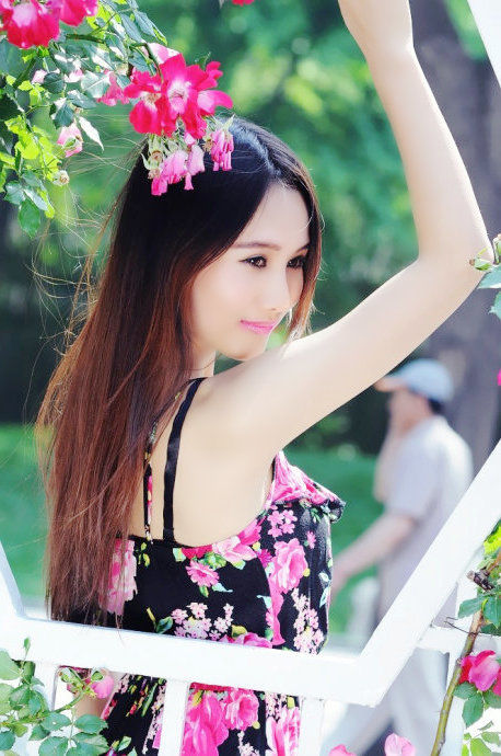 公园里一个青涩美丽的碎花裙装姑娘