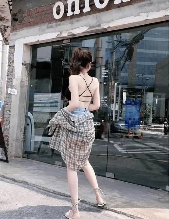 街拍:街头的靓女，短裙热裤，真是大长腿女神!