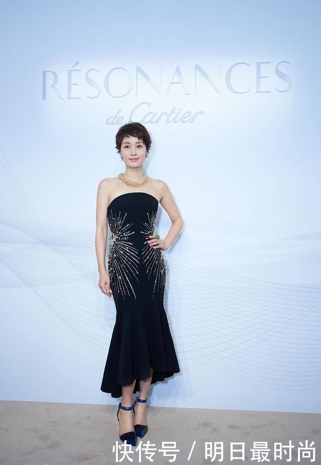 马伊琍一袭蓝色长裙现身，没整过的脸看着就是高级啊