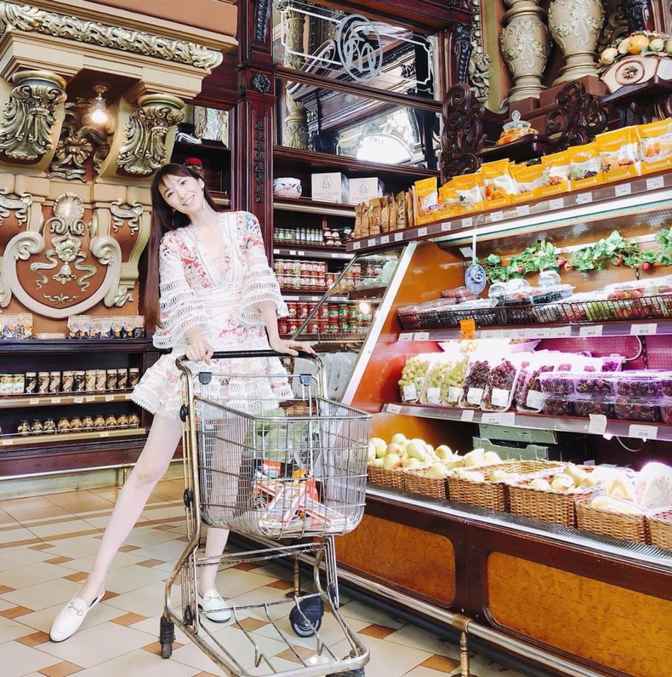 吴佩慈洋装出镜，与闺蜜合影白皙的大长腿成亮点