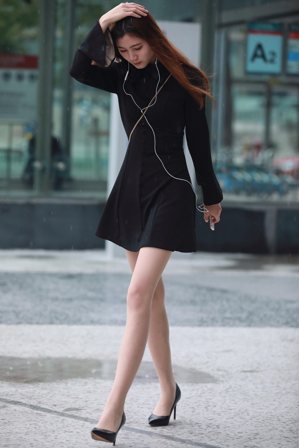 街拍:雨中漫步的肉丝美女,连衣短裙配高跟彰显女神风范