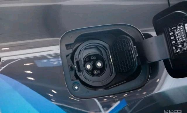  「娱乐系统」续航415km+5.2s破百！实拍奔驰首款纯电SUV