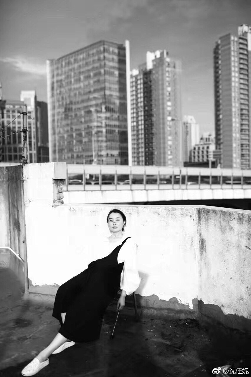 沈佳妮身穿开叉长裙端庄优雅，尽秀大长腿，网友：朱亚文好眼光！